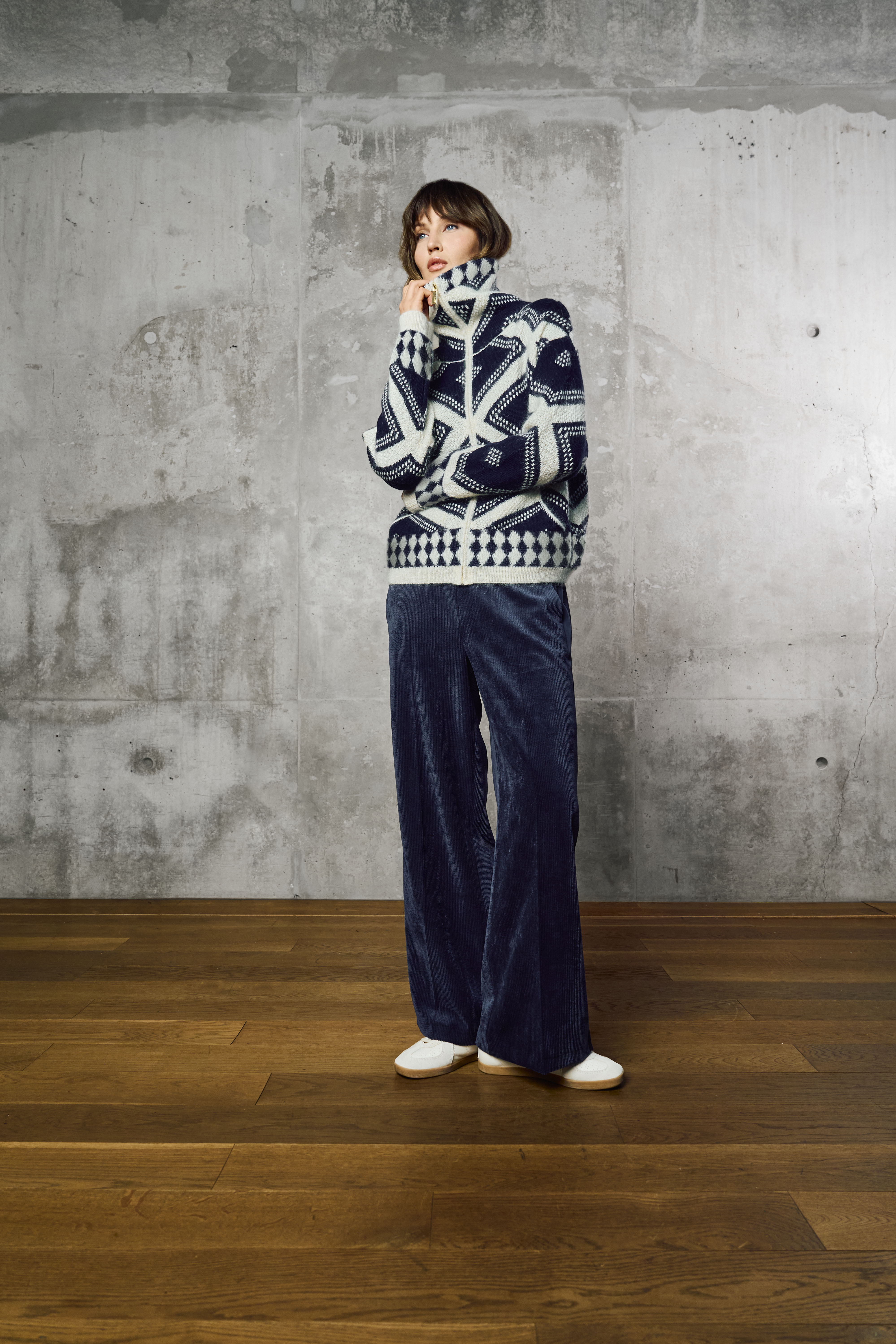 Knitjacket, Geometric Muster, Dunkelblau, Wollpullover, Hose aus Velours